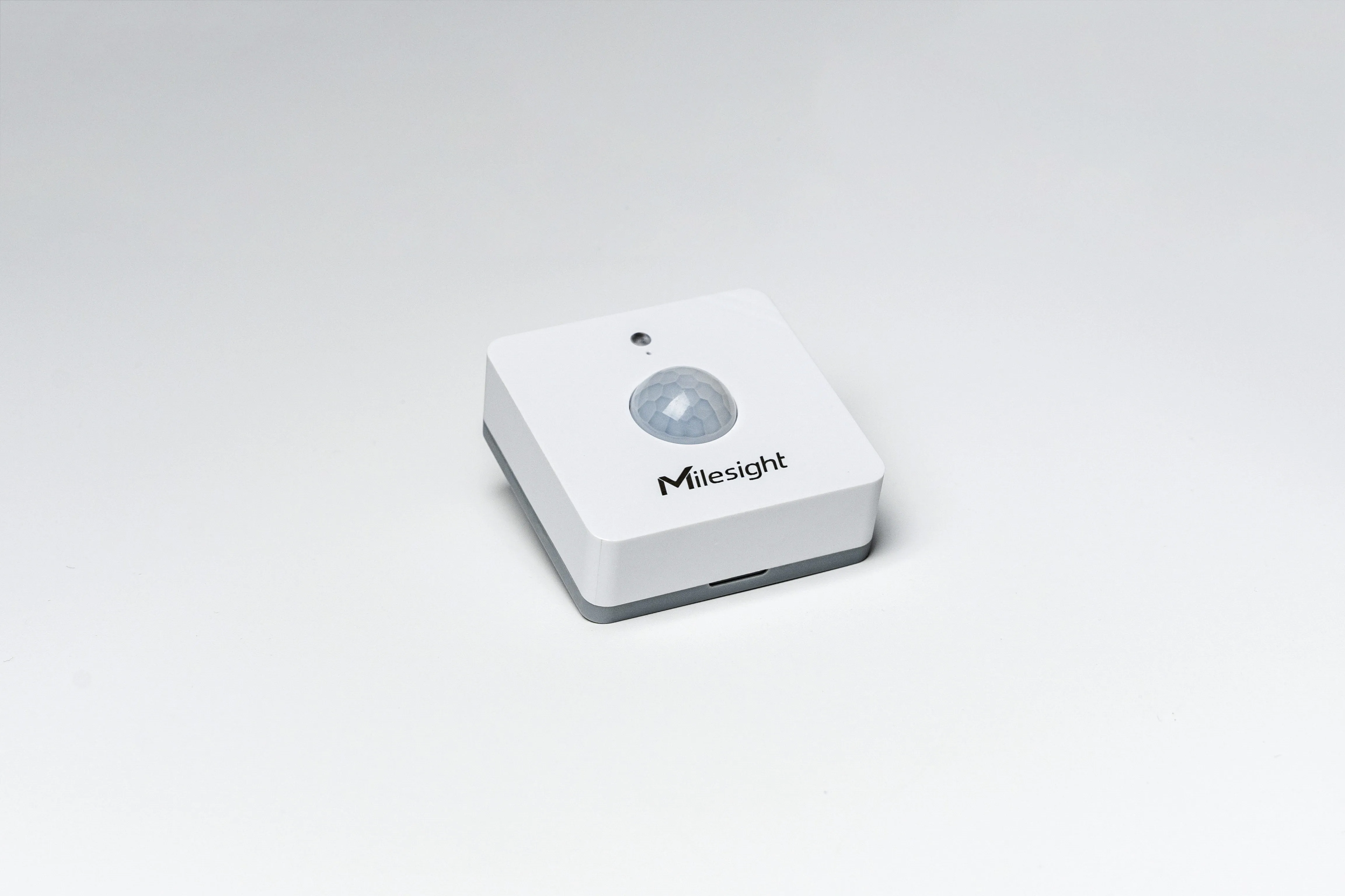 Milesight Prescence, Motion and Light Sensor - view 2